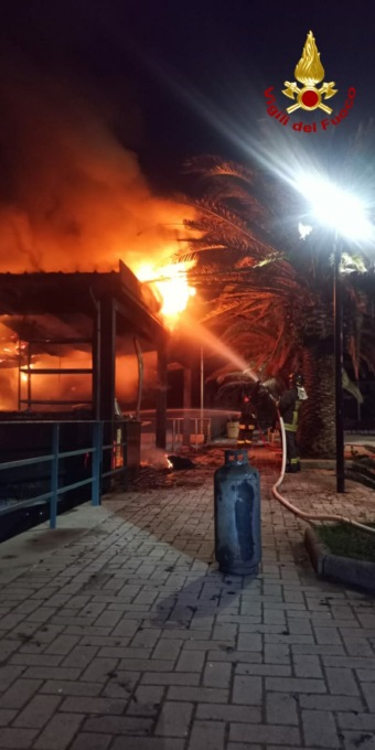 A fuoco la struttura del Bagnun