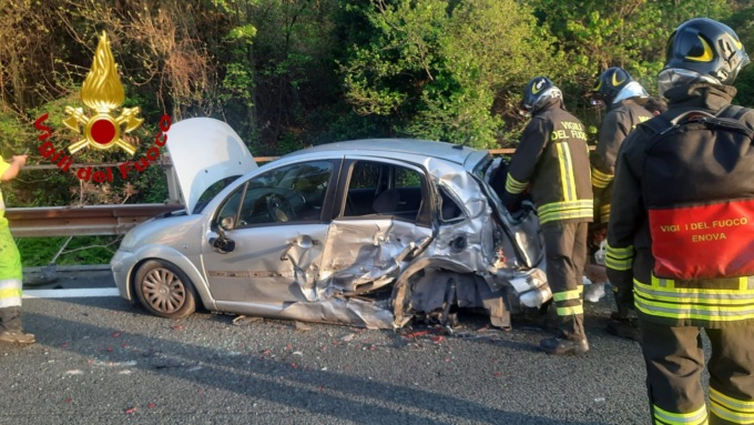 Incidente tra furgoncino e due auto sulla A12