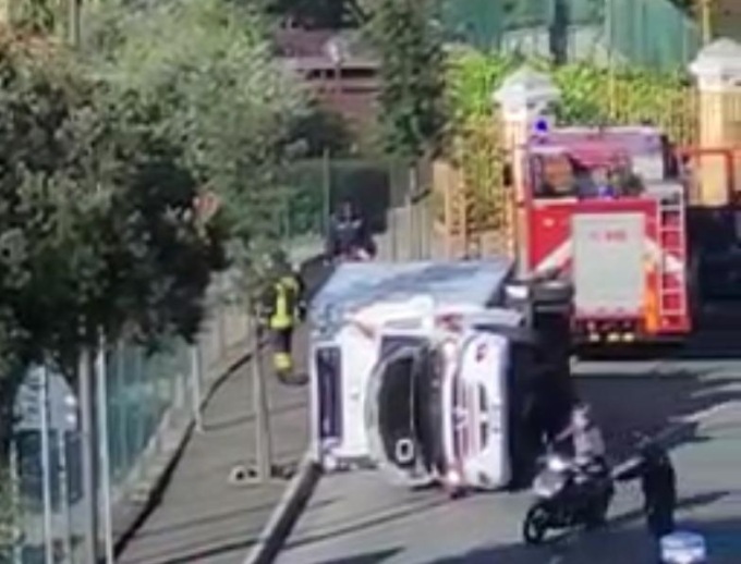Camion frigo si ribalta in circonvallazione a Chiavari