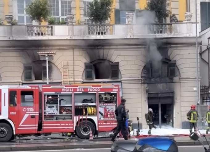 Divampa un incendio in un negozio, chiusa la Sopraelevata