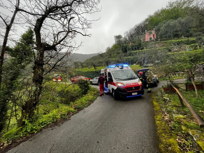 Esce di strada con il motorino e precipita per diversi metri