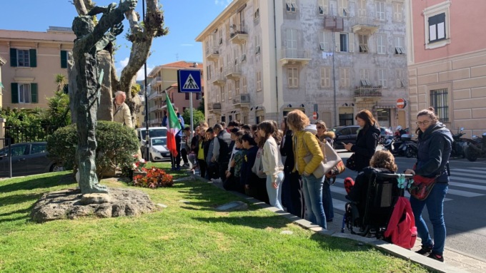 Il 25 Aprile dell’Istituto Comprensivo di Lavagna inizia con una visita ai luoghi simbolo della Resistenza