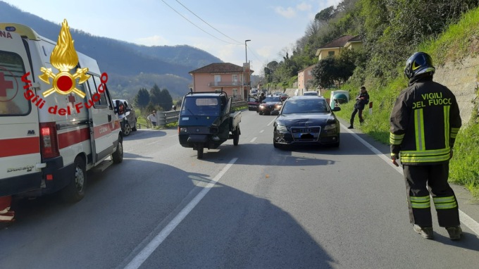 Scontro tra un motocarro e un’autovettura, 87enne estratto dal mezzo più piccolo