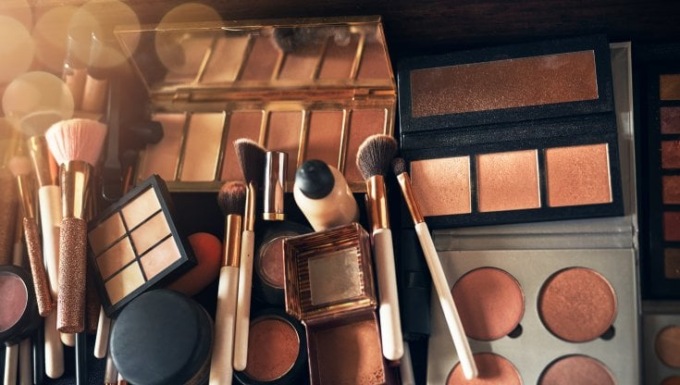 Rubano 2mila euro di prodotti cosmetici, denunciati 4 sudamericani