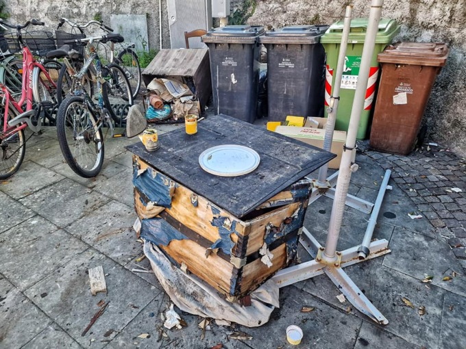 Lavagna, cumuli di abbandoni di ingombranti sotto le finestre delle case