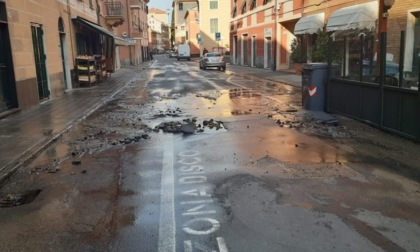 Sestri Levante, rottura dell'acquedotto in via Nazionale