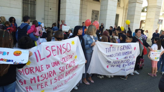 Corteo dei genitori delle scuole Mazzini contro il Comune di Chiavari