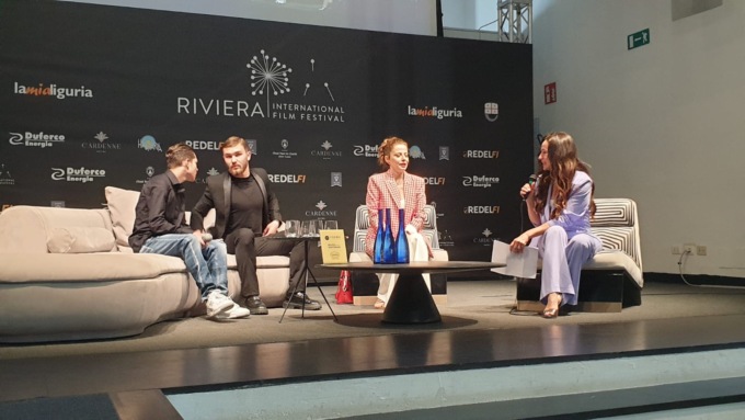 Bagno di folla per il cast di “Mare Fuori”
