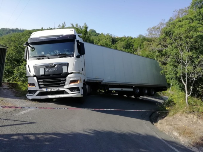 Tir incastrato, bloccata la strada dei Selaschi