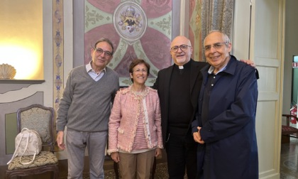 Tre laici ricevono un'onorificenza pontificia dal vescovo
