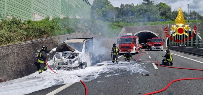 Furgone prende fuoco in autostrada. Le immagini dello spegnimento