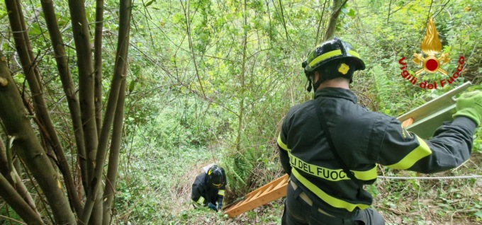 Cade in un dirupo, salvato uomo