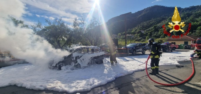 Auto parcheggiata prende fuoco