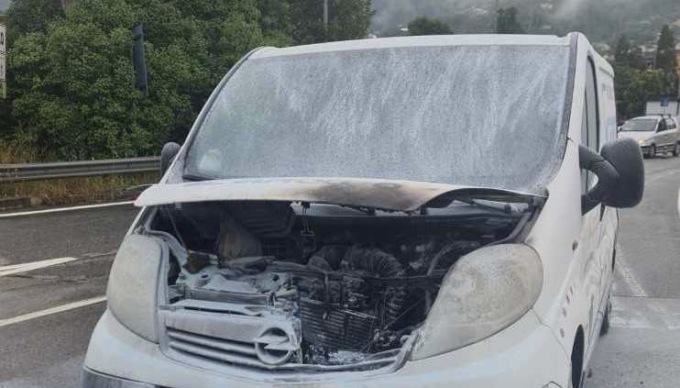 Rapallo, principio di incendio su un veicolo in A12