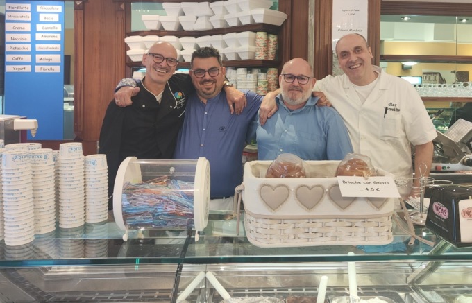 Riaperto il bar Davide, grande festa: i video