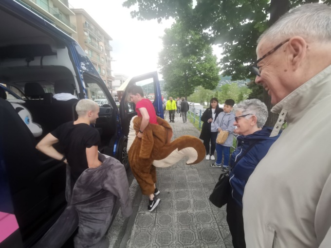 Giro, il passaggio della carovana a Chiavari: foto e video