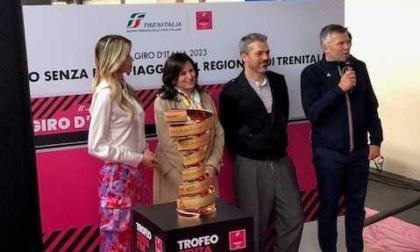 Giro d'Italia, sul treno rosa Elena Santarelli e Luca Argentero
