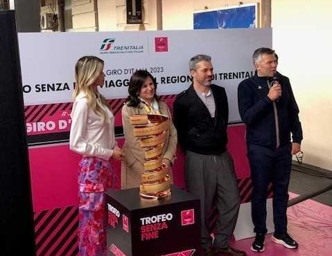 Giro d’Italia, sul treno rosa Elena Santarelli e Luca Argentero