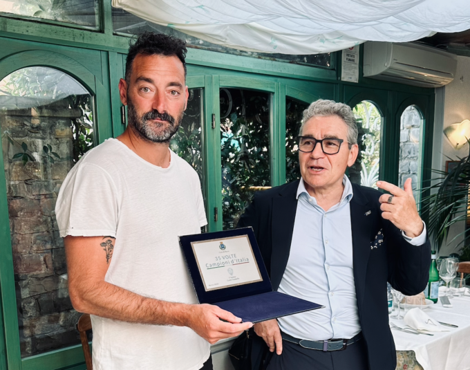 Recco, una targa ricordo per lo scudetto numero 35 al presidente della Pro Recco