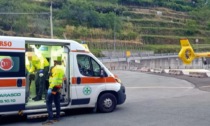 Perde il controllo dello scooter e finisce contro un muro, in codice rosso al San Martino