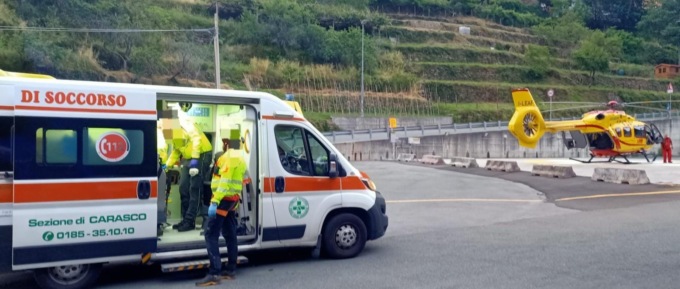 Perde il controllo dello scooter e finisce contro un muro, in codice rosso al San Martino
