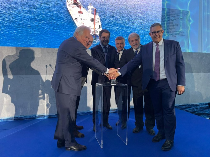 Posata la prima pietra della nuova diga foranea