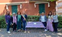 Moneglia, inaugurata la prima panchina viola della Liguria
