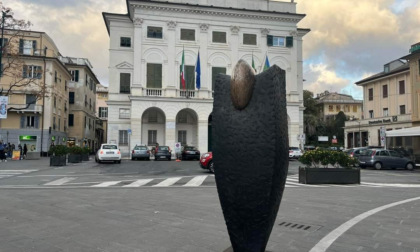 Chiavari, le statue di Adriano Leverone nell’atrio del Comune