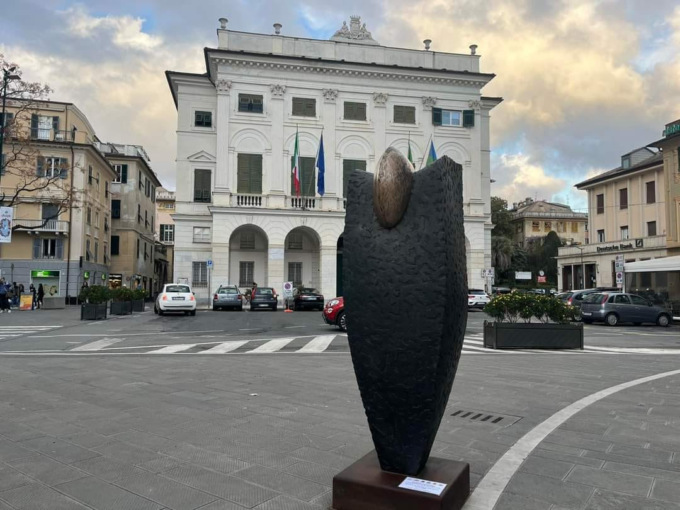 Chiavari, le statue di Adriano Leverone nell’atrio del Comune