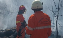 Intervento per domare un incendio boschivo a Santa Giulia