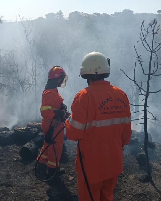 Intervento per domare un incendio boschivo a Santa Giulia