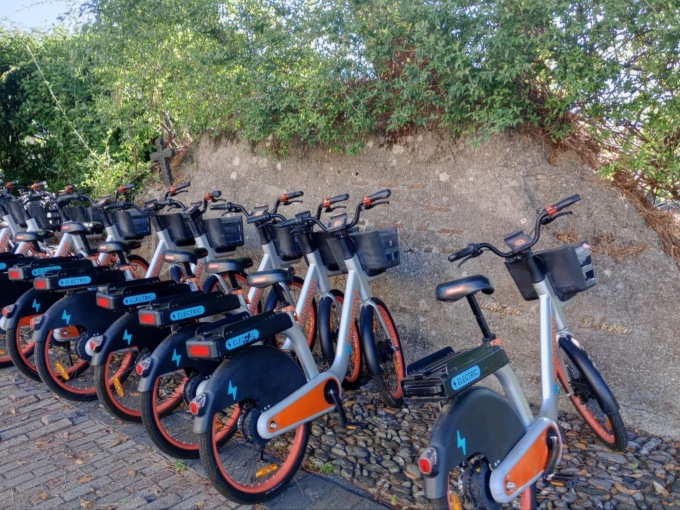 Bici elettriche davanti al monumento ai partigiani: la protesta di Rifondazione Comunista