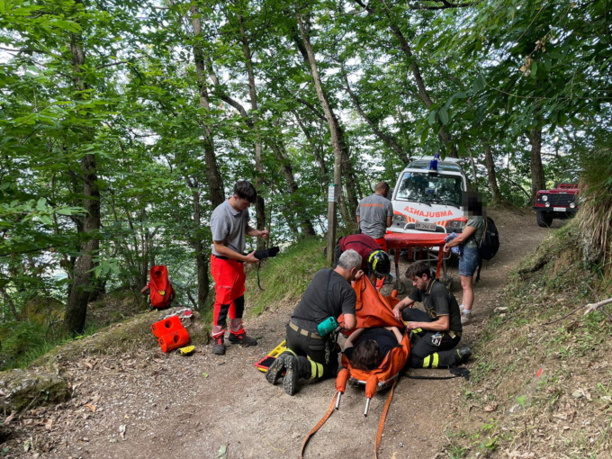 Cade dal sentiero, soccorso escursionista