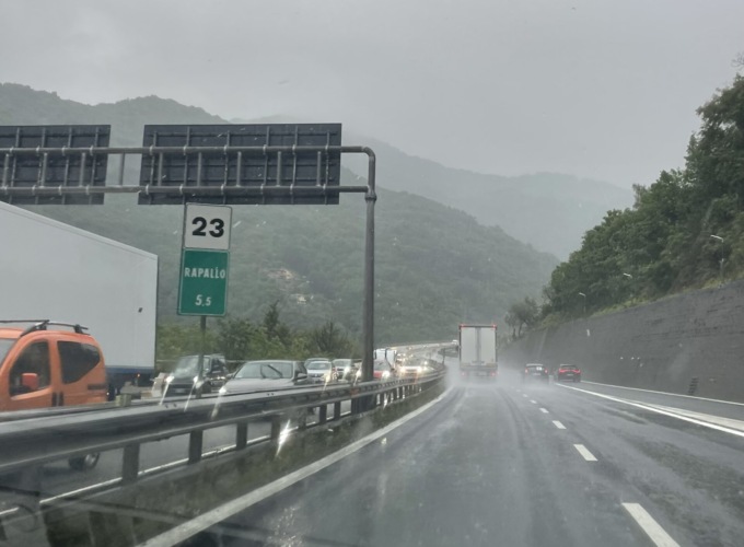 Maltempo in A12, code tra Recco e Genova Nervi