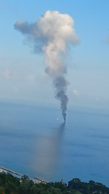 Barca in fiamme al largo di Moneglia