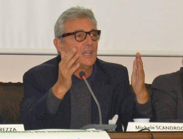 Michele Scandroglio dona la statua di un cane a Rapallo