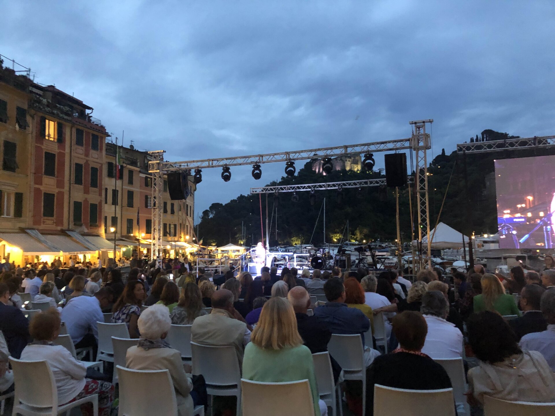 Il palco allestito nella piazzetta di Portofino