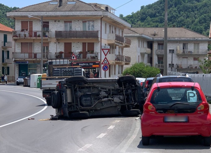 Auto ribaltata a Carasco