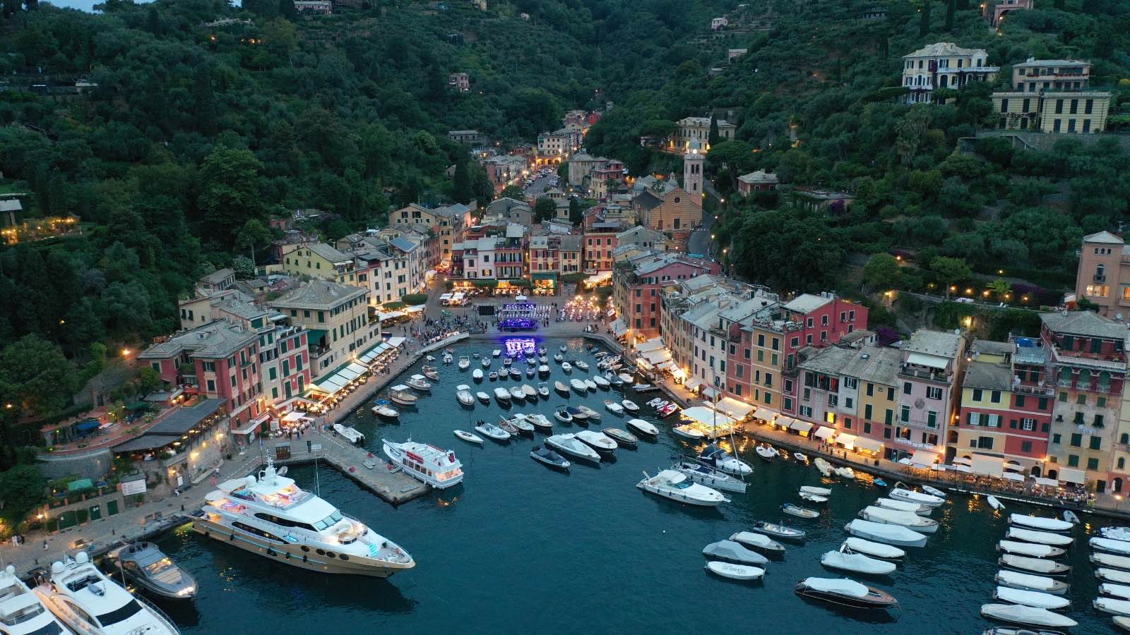 Portofino dall'alto con al centro il palco allestito in piazzetta