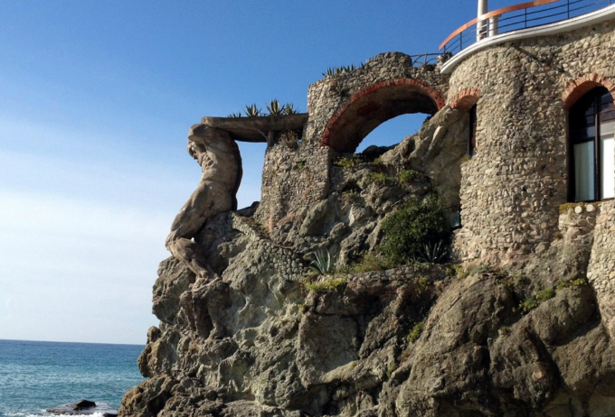 Monterosso, trovato un cadavere sulla spiaggia