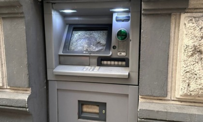 Rapallo, uomo distrugge con un martello un bancomat