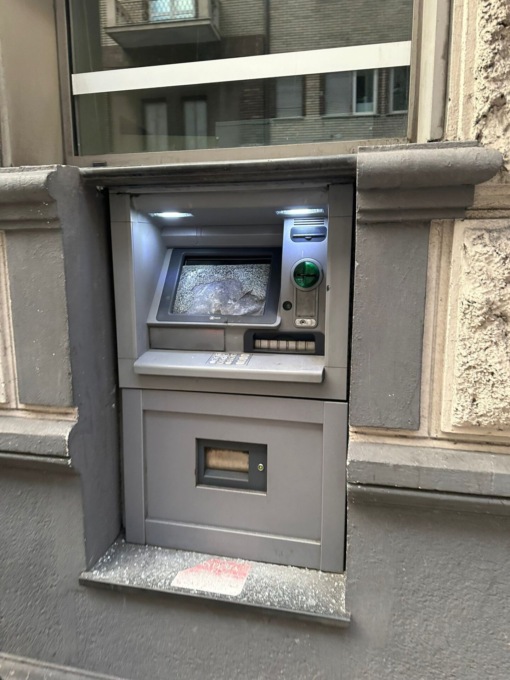 Rapallo, uomo distrugge con un martello un bancomat