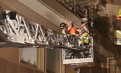 Cade intonaco da un palazzo in corso Colombo, una ferita