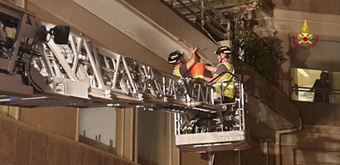 Cade intonaco da un palazzo in corso Colombo, una ferita