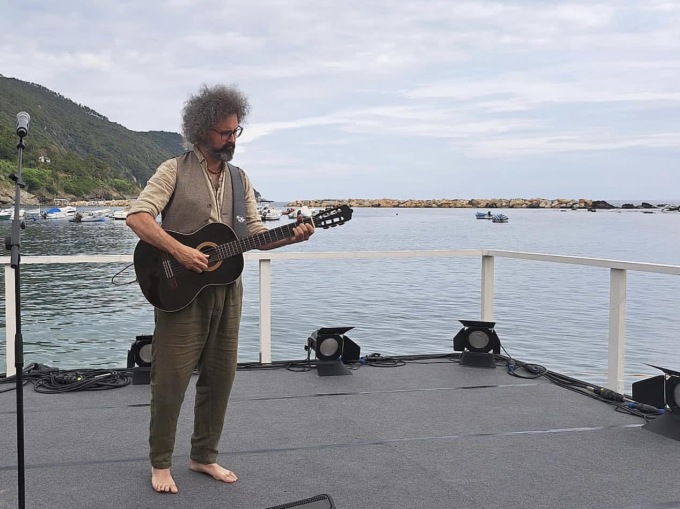 Cristicchi all’Andersen Festival: “Quanta bellezza, poesia e salsedine ho respirato” – Il video