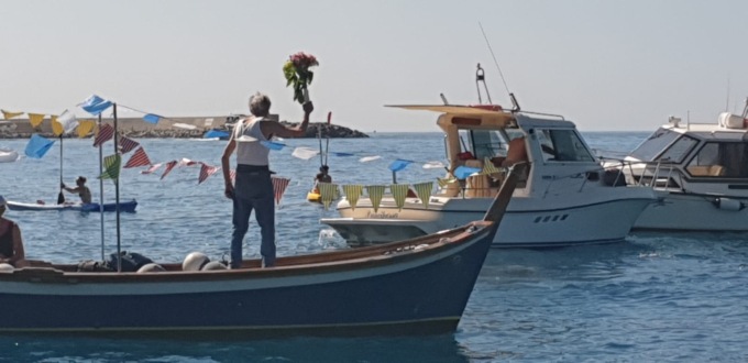 Festa di San Pietro, folla alla benedizione del mare