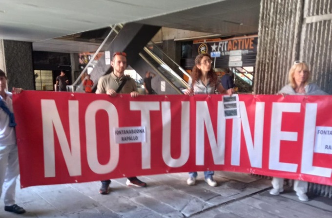 Manifestazione contro il tunnel Rapallo-Fontanabuona davanti al consiglio regionale