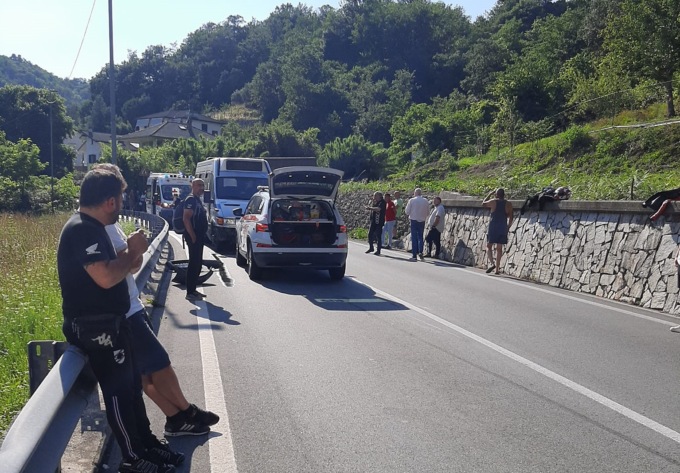 Si schianta in moto contro l’auto che lo precede e finisce sotto un bus di linea. Muore a 50 anni