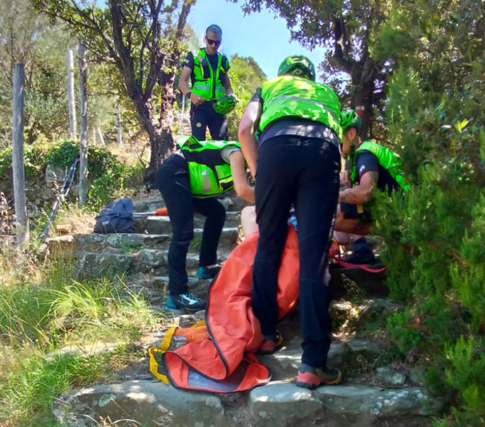 Cinque Terre, ragazza infortunata sul sentiero per Riomaggiore