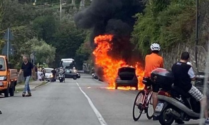 Mercedes a fuoco lungo l'Aurelia, auto completamente distrutta